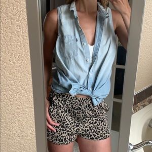 Sleeveless, button up Levi’s Chambray Shirt